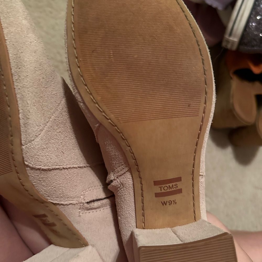 Tom’s Light Pink suede style booties - Picture 3 of 11